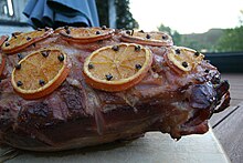 Glazed ham with orange slices and cloves. [[Pork]] and [[lamb]] are the most popular Christmas meat in New Zealand and enjoy near-equal popularity.