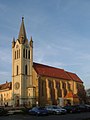 römisch-katholische Pfarrkirche, ehemalige Franziskanerkirche und Burgruine, Fő tér
