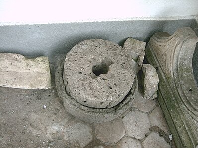 Roman hand mill with top shim to center the millstone wheel