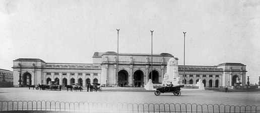 Columbus Circle with Union Station in the early 20th century
