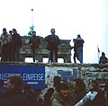Vor dem Brandenburger Tor stehen Demonstranten auf der Berliner Mauer, Dezember 1989