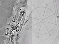 Satellitenfoto der weltweit größten Kompassrose auf dem Boden des Rogers Dry Lake