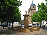 Springbrunnen und St. Martinskirche (1790) am Rathausplatz