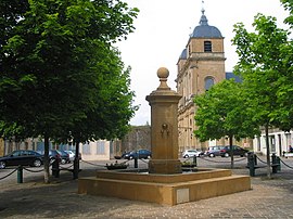 Place de l’Hôtel de Ville: the fountain and Saint-Martin's church