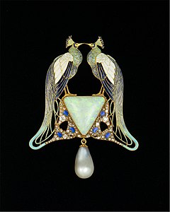 Lalique peacock pendant, of gold, enamel, opal, pearl, and diamonds (Metropolitan Museum) (1900–1903)