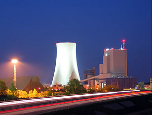 Kraftwerk Rostock bei Nacht