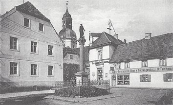 Brauhausplatz etwa 1900, mit Germania-Denkmal; links Bahnhofstraße 25, rechts Bahnhofstraße 3a