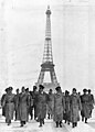 Hitler mit Begleit­ung nach der Be­sichtig­ung des Eiffel­turms im Juni 1940