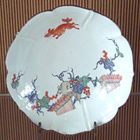 Chantilly soft-paste porcelain plate with Japanese Kakiemon design, 1725–1751.