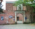 Portal der kriegszerstörten Dreifaltigkeitskirche, dahinter der Neubau