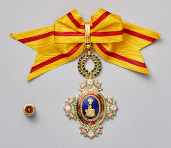 The Order of the Precious Crown, Wistaria (4th class)