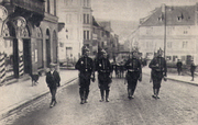 Militärpatrouille mit aufgepflanztem Seitengewehr in den Straßen von Zabern Anfang Dezember 1913