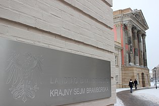 Zweisprachige Haustafel am Brandenburgischen Landtagsgebäude