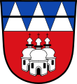 Gemeinde Kulmain Unter blauem Schildhaupt, darin drei mit einer schwarzen Leiste überdeckte silberne Spitzen, in Rot ein dreiteiliges silbernes Rundkirchengebäude.