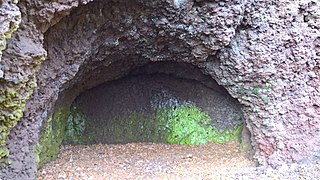 Höhle im Gebiet „Falkenlay“