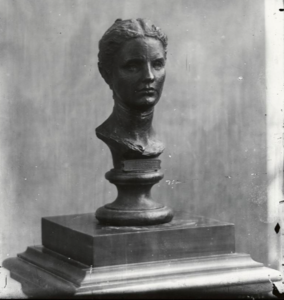 Artists' model Hettie Anderson, bust by Augustus Saint-Gaudens. Smithsonian American Art Museum, Archives and Special Collections, De Witt Ward negative acquired by Peter A. Juley & Son. Black-and-white study print (8x10). Orig. negative: 8x10, Glass, BW. JUL J0006125 siris_jul_6125
