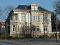 Villa mit Villengarten und Einfriedung in Ecklage