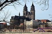 Magdeburger Dom: Der Giebel des Westbaus überragt das Kirchenschiff bei weitem.