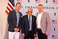 1 Botschafter Richard Grenell, Yahia Mohammed Abdullah Al-Shaibi (jemenitischer Botschafter), Matt Lashey (= Ehemann des Botschafters)
