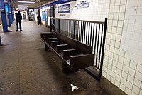 Defensiv gestaltete Sitzbank in einem U-Bahnhof in New York