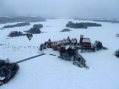 Wasserburg Trakai mit Zugangsbrücke im Winter