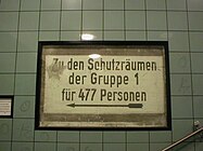 Aus dem Zweiten Weltkrieg stammendes Hinweisschild am Bahnhof Hermannstraße, Berlin