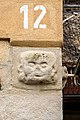 Steinreliefs: Neidkopf und Fabelwesen Turmstraße 12
