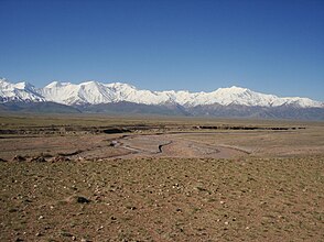 Das Alai-Tal mit dem im Sommer weitgehend ausgetrockneten Kysylsuu und die Transalai-Bergkette des Pamir