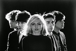 Blondie in 1977 (l–r): Gary Valentine, Clem Burke, Debbie Harry, Chris Stein, Jimmy Destri