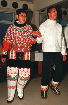 Tanzenden Grönländer im Tracht. Beide tragen Kamiken.