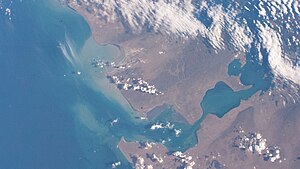 Satellitenbild der Lomas-Bucht (Süden ist oben)
