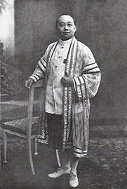 King Vajiravudh wearing the raj pattern covered with the khrui