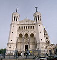 Basilica of Notre-Dame de Fourvière and the Saint-Thomas chapel on the right.