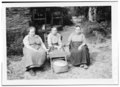 Drei Frauen in Gatlinburg, Tennessee ginnen Baumwolle mit einer handbetriebenen Maschine, Fotografie aus dem Jahr 1936