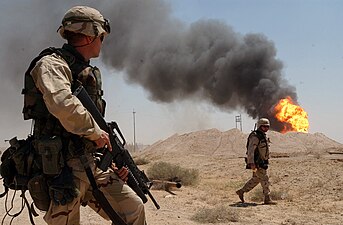 US soldier standing guard at the Rumaila oil field, 2 April 2003 (Iraq)