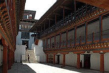 Wangdue Phodrang Dzong. Innenansicht der traditionellen Festung mit mehreren Emporen aus Holzkonstruktionen.