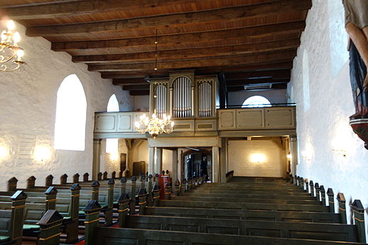 Innenraum nach Westen mit Orgelempore