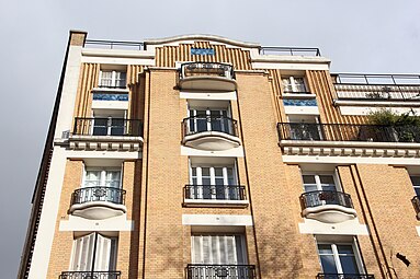 Art Deco balconies with sinuous bases of Avenue Richerand no. 1 in Paris, unknown architect (c. 1930)
