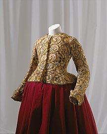 Besticktes Wams, "ca. 1616". Der Damenrock ist eine moderne Ergänzung im Stil der Zeit; es fehlen Kragen und Manschetten. (Metropolitan Museum of Arts, New York)