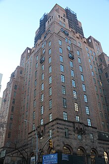 The upper stories of the Barbizon's brick facade as seen from the intersection of 63rd Street and Lexington Avenue. There are numerous setbacks on the upper floors.