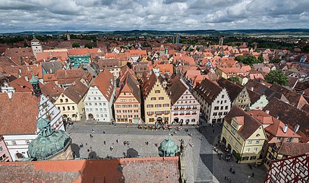 Blick über den Marktplatz und die Stadt, fotografiert vom Rathausturm (2014)