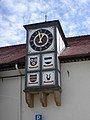 Uhrenturm der Genossenschaftskelter mit den Wappen der Sachsenheim, Liebenstein, Gemmingen, Neipperg