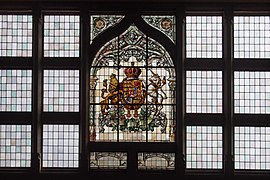 Wappenfenster in der Ehrenhalle, mit Wahlspruch des Hannoverschen Königs Ernst August I.: „Suscipere et finire“ – Unternehmen und zu Ende führen (2014)