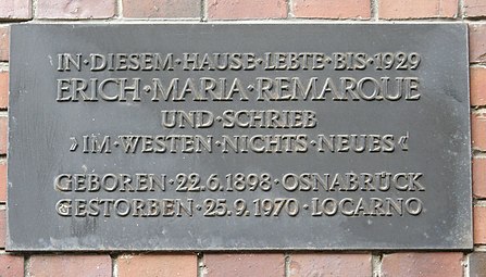 Gedenktafel in Berlin, Wittelsbacherstraße 5 (mit falscher Angabe „bis 1929“ und falscher Angabe zum Roman Im Westen nichts Neues)