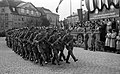 Neues Wappen bei einer Parade der Deutschen Volkspolizei 1955: Beim großen Wappen an der Tribüne ist der Hammer schwarz dargestellt