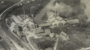 Zementfabrik Wildegg zwischen 1918 und 1937. Zwischen den Gebäudekomplexen ist das hauseigene Kraftwerk zu sehen