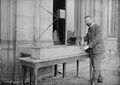 Der Physiker Ludwig Prandtl mit einem Wasserkanal
