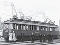 Drehstrom­trieb­wa­gen von AEG 1903, hin­ter­ein­an­der an­ge­ord­ne­te Schleif­bügel für die drei­po­lige Fahr­lei­tung