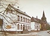 Die Alte Schule wurde 1857 erbaut und bis 1955 als zweiklassige Volksschule genutzt. Fenster- und Türrahmen sind aus rotem Eifeler Sandstein gefertigt. Heute dient das Haus als örtliches Kommunikationszentrum mit Senioren-Begegnungsstätte.