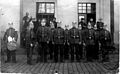 Soldaten des 6. Rheinischen Infanterie-Regiments Nr. 68 vor der Hauptwache im südlichen Zirkularbau des kurfürstlichen Schlosses zu Koblenz, etwa 1912